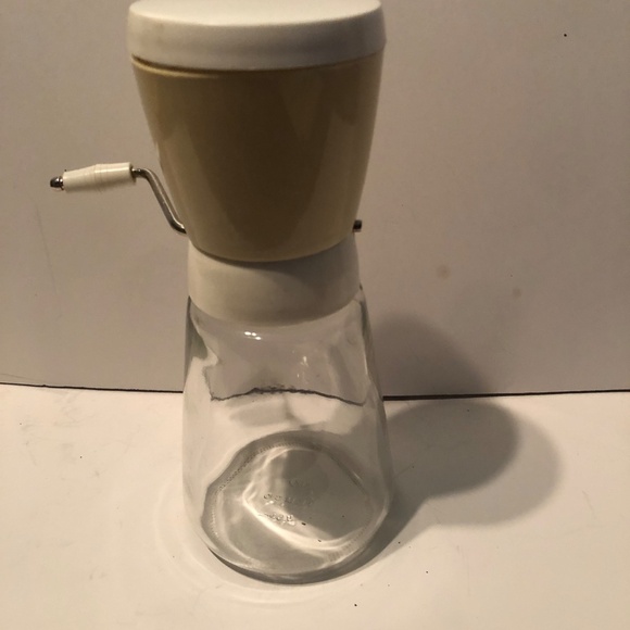 Retro Gemco nut grinder, comes with glass bottom, plastic grinder and lid. - Picture 7 of 8